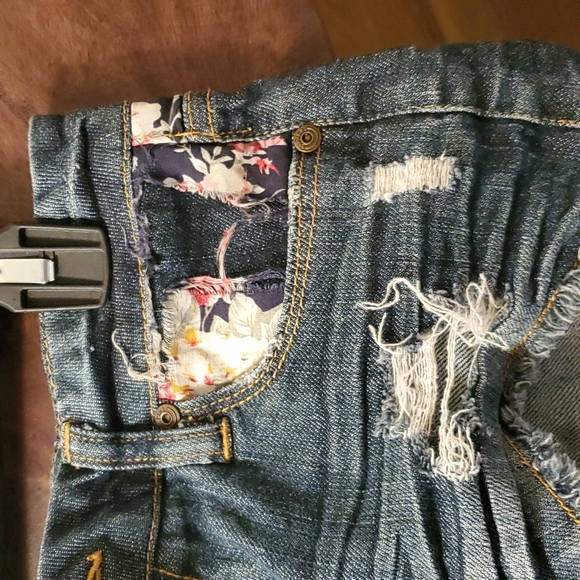 Distressed ripped shorts with flowers so cute❣️ - Picture 5 of 7